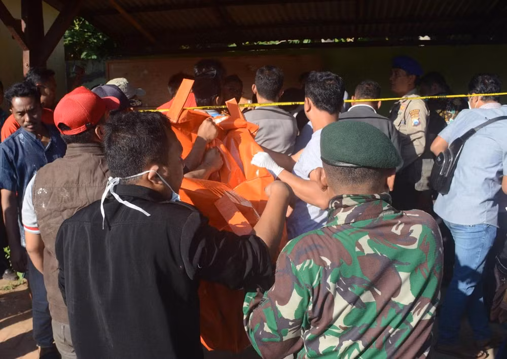 Thương vong tăng trong vụ lật tàu chở khách ngoài khơi Indonesia ảnh 1