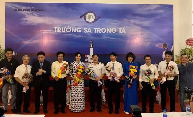 Triển lãm ảnh ‘Trường Sa trong ta’: Nơi lan tỏa tình yêu với biển đảo ảnh 1