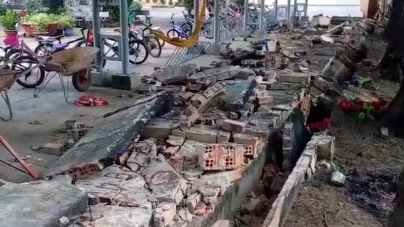 Đồng Nai: Gần 30m tường rào trường tiểu học bất ngờ đổ sập ảnh 1