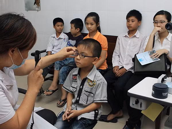 Báo động tình trạng có tới 30% học sinh bị tật khúc xạ ảnh 1