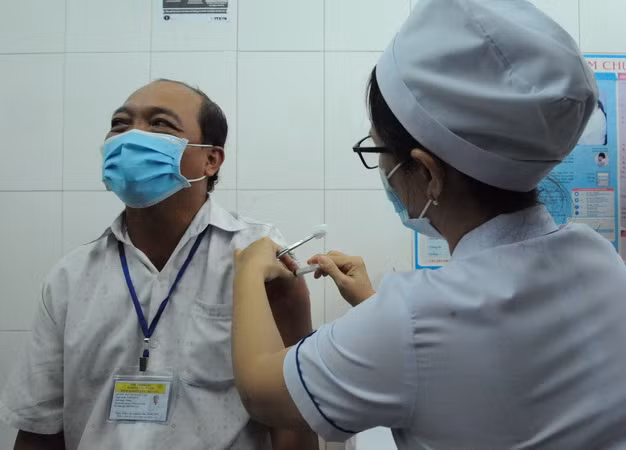 TP.HCM đề nghị ưu tiên tiêm vắcxin phòng COVID-19 cho hơn 44.000 người ảnh 1