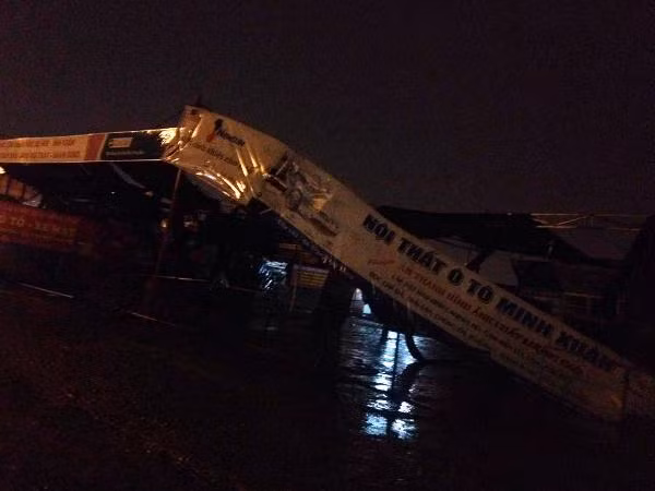Hà Nội: Mưa lớn kèm giông "hạ gục" nhiều cây xanh, biển quảng cáo ảnh 5