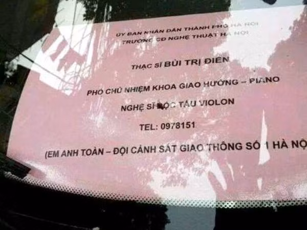 Xác minh biển “khoe” quan hệ với cảnh sát giao thông Hà Nội ảnh 1