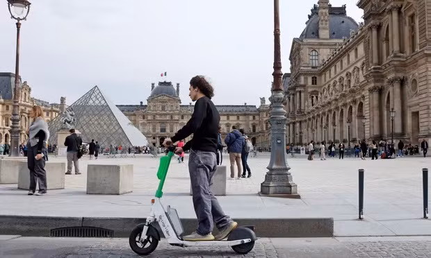 Thủ đô Paris của Pháp cấm dịch vụ cho thuê xe điện e-scooter ảnh 1