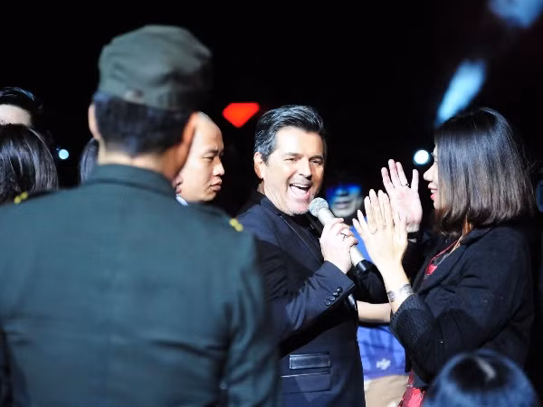 Hơn 8.000 khán giả vẫn thòm thèm vì “quẩy” chưa đã với Modern Talking ảnh 1