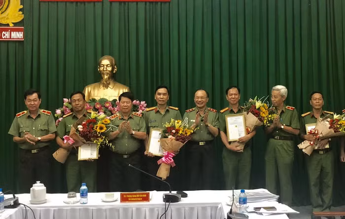Khen thưởng Công an TP.HCM về chiến công triệt phá tổ chức khủng bố ảnh 1