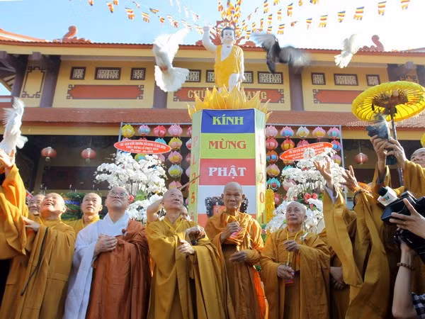 Thăm và tặng quà nhân Đại lễ Phật đản Phật lịch 2558 ảnh 1