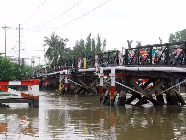 Khẩn trương trục vớt sà lan đâm vào cầu Rạch Đĩa trước khi nước lên ảnh 1