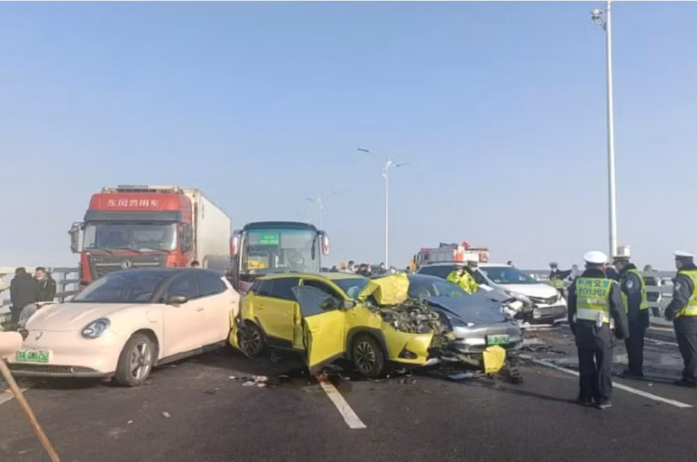Trung Quốc: Đâm xe liên hoàn gây cháy khiến 8 người thương vong ảnh 1