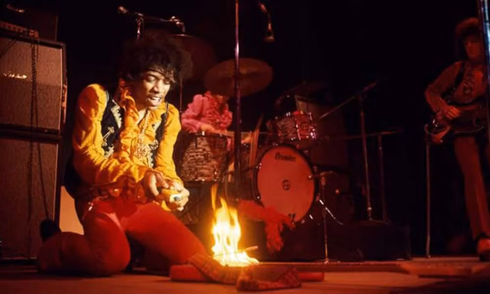 JIMI-HENDRIX-MONTEREY-GUITARRA-FUEGO.jpg