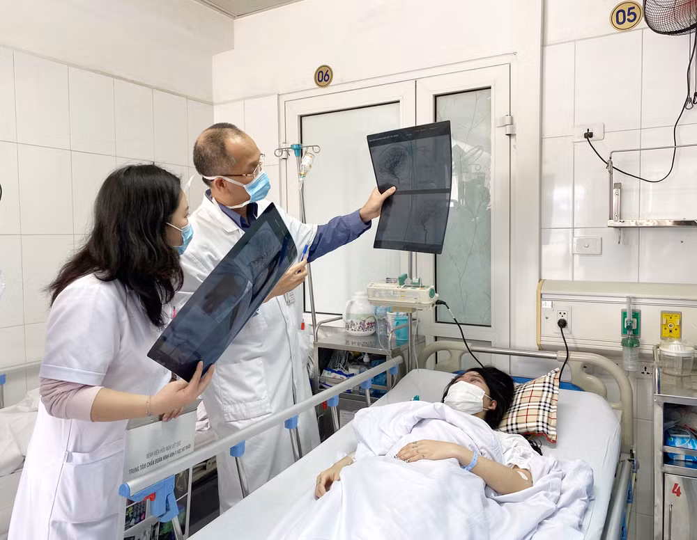 Một phụ nữ bị mù mắt sau khi tiêm chất nâng mũi để làm đẹp ảnh 1