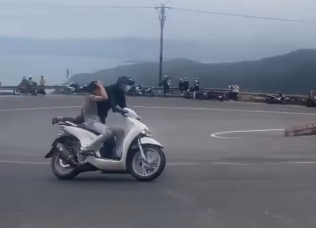 Đà Nẵng: Lái xe "diễn xiếc" trên đèo Hải Vân bị khởi tố ảnh 1