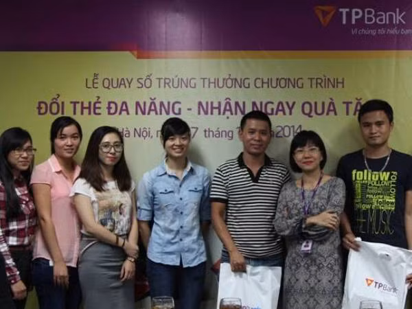 TPBank trao giải chương trình "Đổi thẻ đa năng-nhận ngay quà tặng" ảnh 1