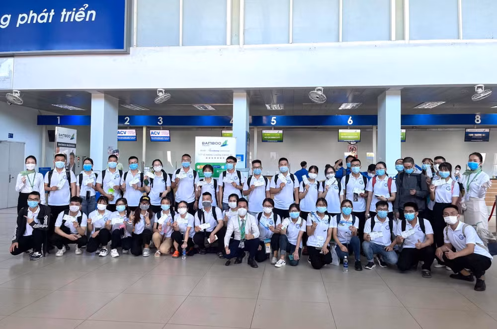 Chuyên cơ Bamboo Airways đưa bác sỹ từ Huế vào tiếp viện Đồng Nai ảnh 1