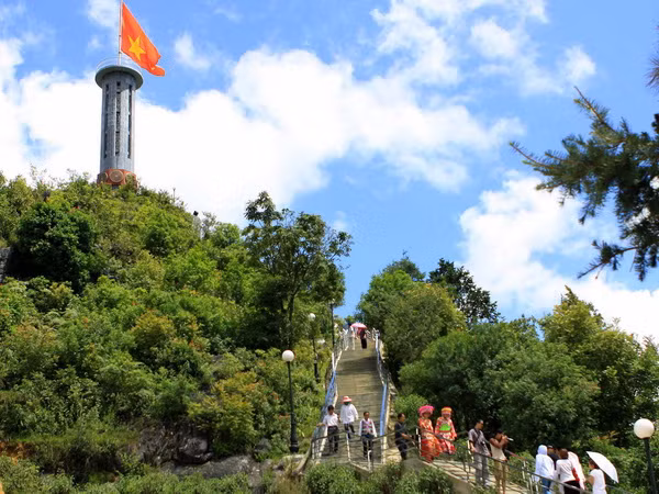 Giao lưu nghệ thuật “Ngọn lửa tuổi trẻ” tại Cột cờ Lũng Cú ảnh 1