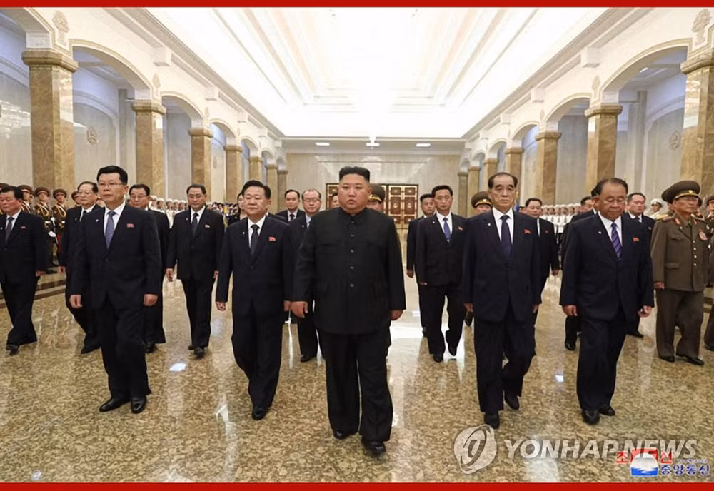 Nhà lãnh đạo Triều Tiên viếng lăng cố Chủ tịch Kim Il-sung ảnh 1