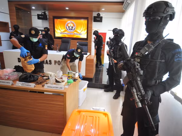 Indonesia bắt giữ nhiều quan chức về hưu với cáo buộc phản quốc ảnh 1