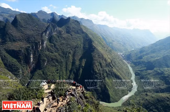 Chiêm ngưỡng vẻ đẹp mê hoặc của vùng đá núi kỳ vĩ Hà Giang ảnh 3