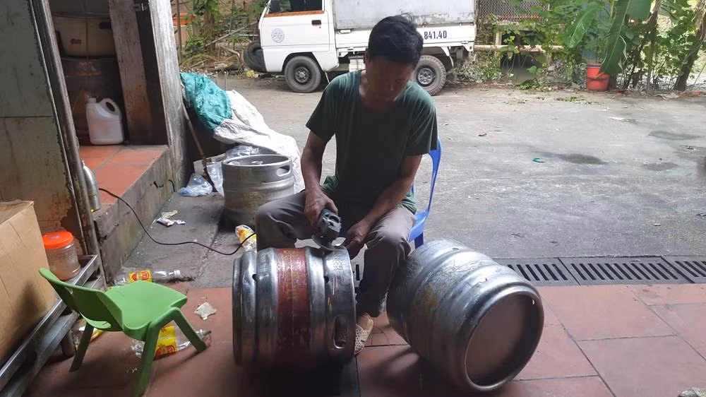 Quản lý thị trường thu nhiều keg bia 'nhái' thương hiệu nổi tiếng ảnh 1