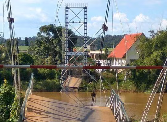 Vụ sập cầu treo Tà Lài: 4 người rơi xuống sông đều được cứu ảnh 1