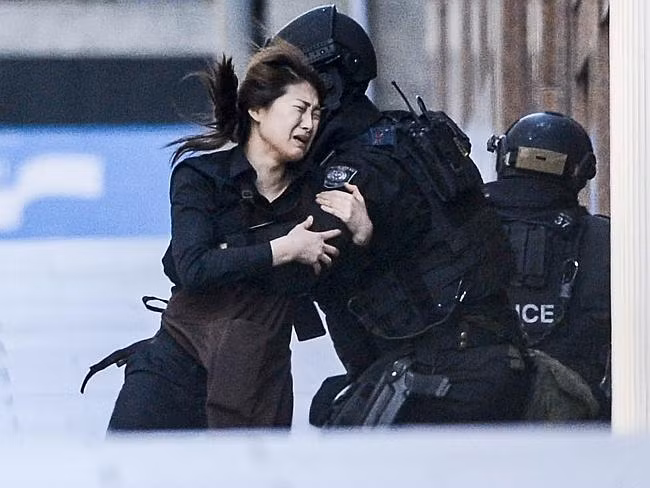 Giây phút xúc động khi con tin thoát khỏi tay bọn bắt cóc ở Sydney ảnh 5