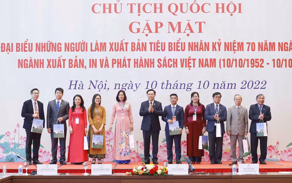 Chủ tịch Quốc hội gặp mặt người làm xuất bản tiêu biểu cả nước ảnh 3