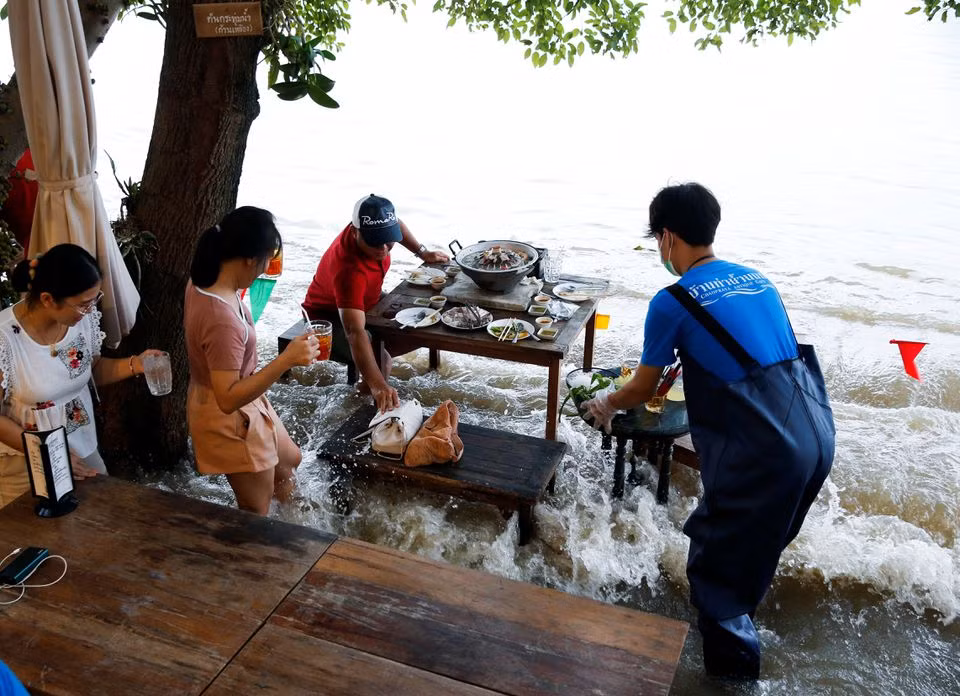 Thái Lan: Độc đáo nhà hàng phục vụ thực khách giữa dòng nước lũ ảnh 2
