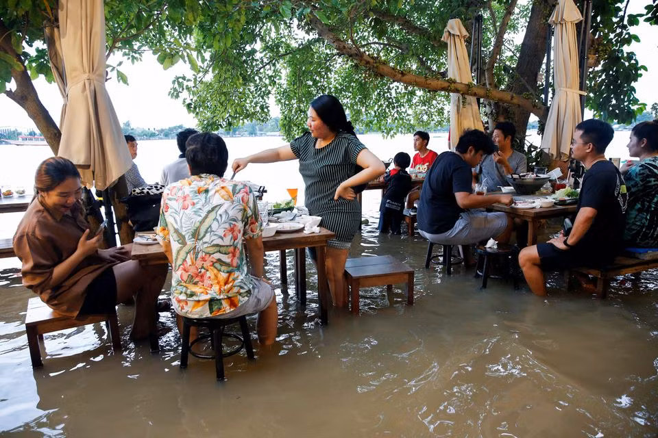 Thái Lan: Độc đáo nhà hàng phục vụ thực khách giữa dòng nước lũ ảnh 1