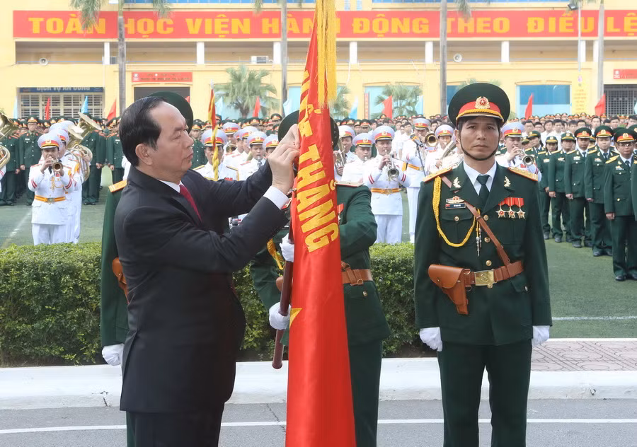 Chủ tịch nước trao tặng huân chương cho Học viện Kỹ thuật Quân sự ảnh 1