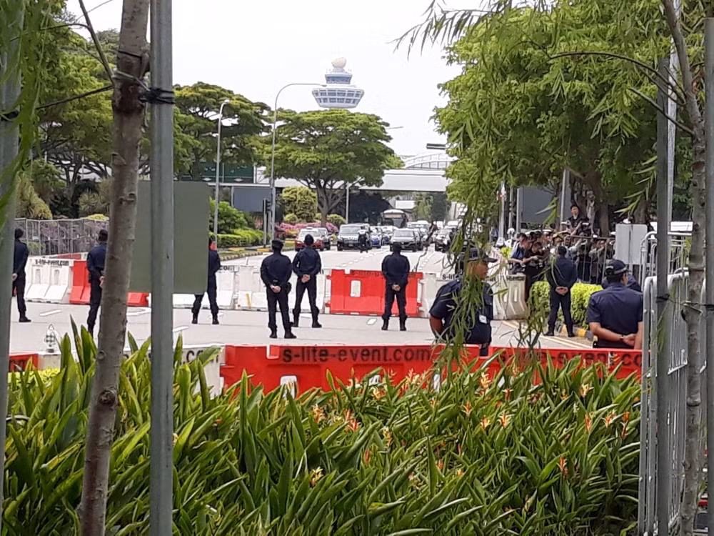 Dàn vệ sỹ 'mặt lạnh như băng' theo sát ông Kim Jong un tại Singapore ảnh 5