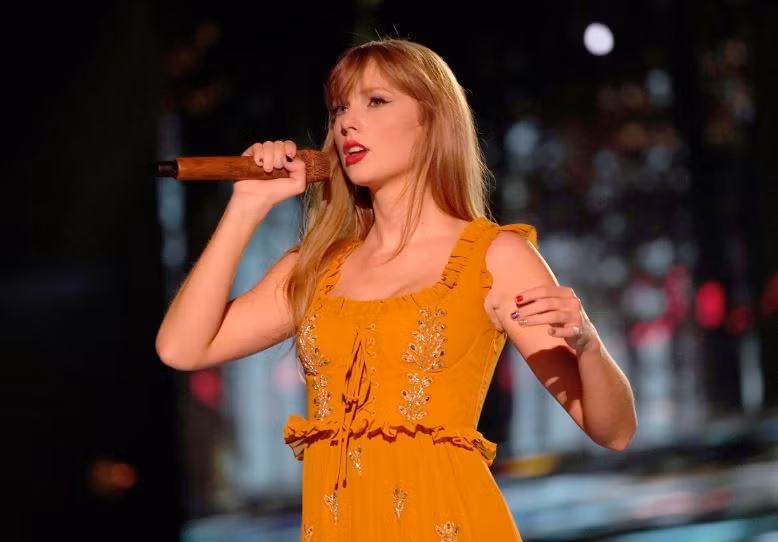 Khám phá các trang phục gây sốt Taylor Swift mặc trong tour “The Eras” ảnh 8