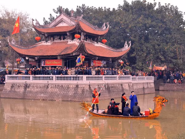 Du khách tấp nập trẩy hội Lim, hòa mình trong làn điệu Quan họ ảnh 1