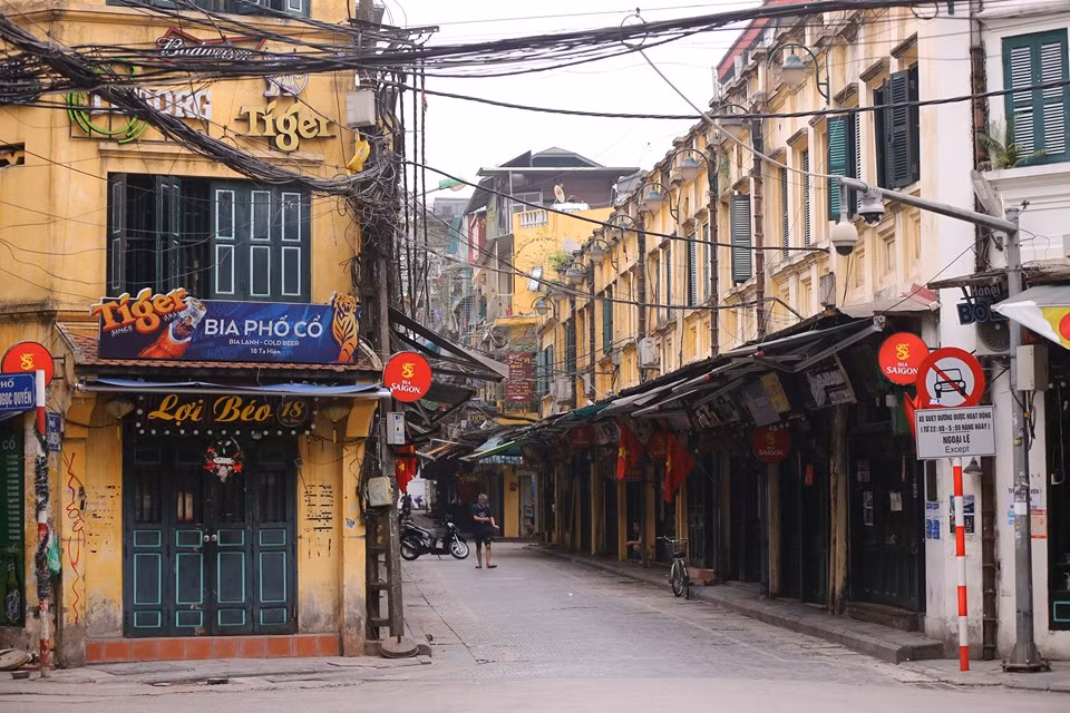 Hà Nội: Nới cách ly từ 0 giờ 23/4, cấm dịch vụ bar, massage, karaoke ảnh 1