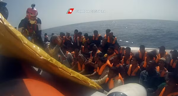 2.400 người được cứu, 14 người thiệt mạng ở ngoài khơi Libya ảnh 1