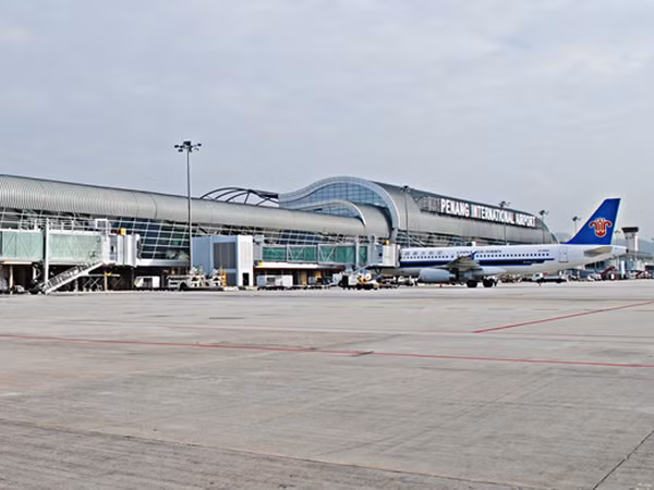 Nước đầu tiên trong ASEAN ban hành thuế sân bay riêng ảnh 1