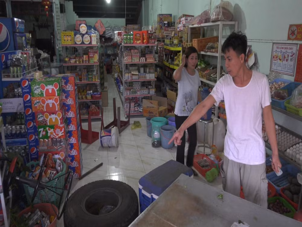 Xe tải bất ngờ nổ lốp, bánh xe lăn thẳng vào tiệm tạp hóa ven quốc lộ ảnh 2