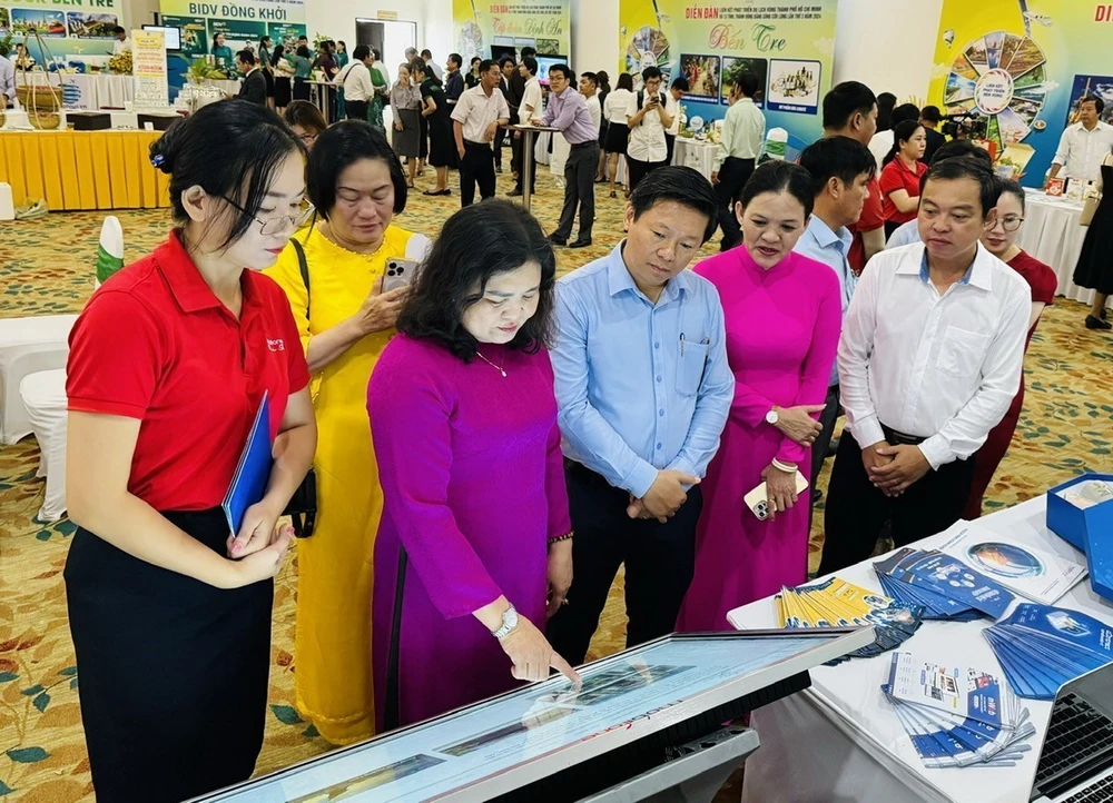 Lãnh đạo tỉnh Bến Tre tham quan khu trưng bày, giới thiệu mô hình đổi mới sáng tạo; chuyển đổi số du lịch và sản phẩm OCOP của doanh nghiệp lữ hành các tỉnh, thành. (Ảnh: Công Trí/TTXVN)