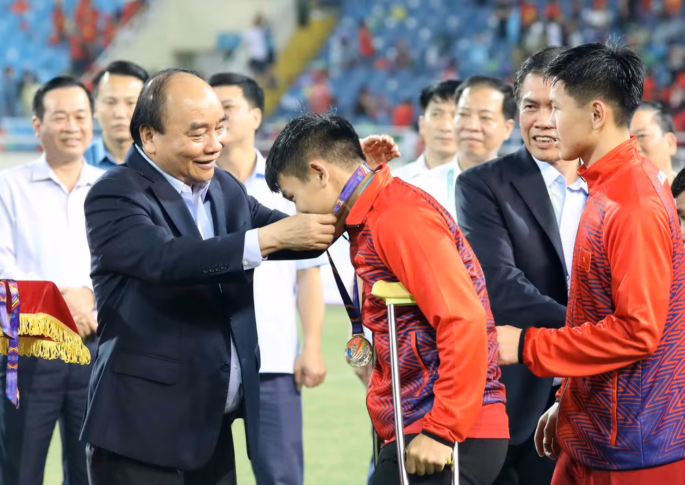 Lãnh đạo Đảng, Nhà nước trao huy chương tặng các đội tuyển bóng đá nam ảnh 1