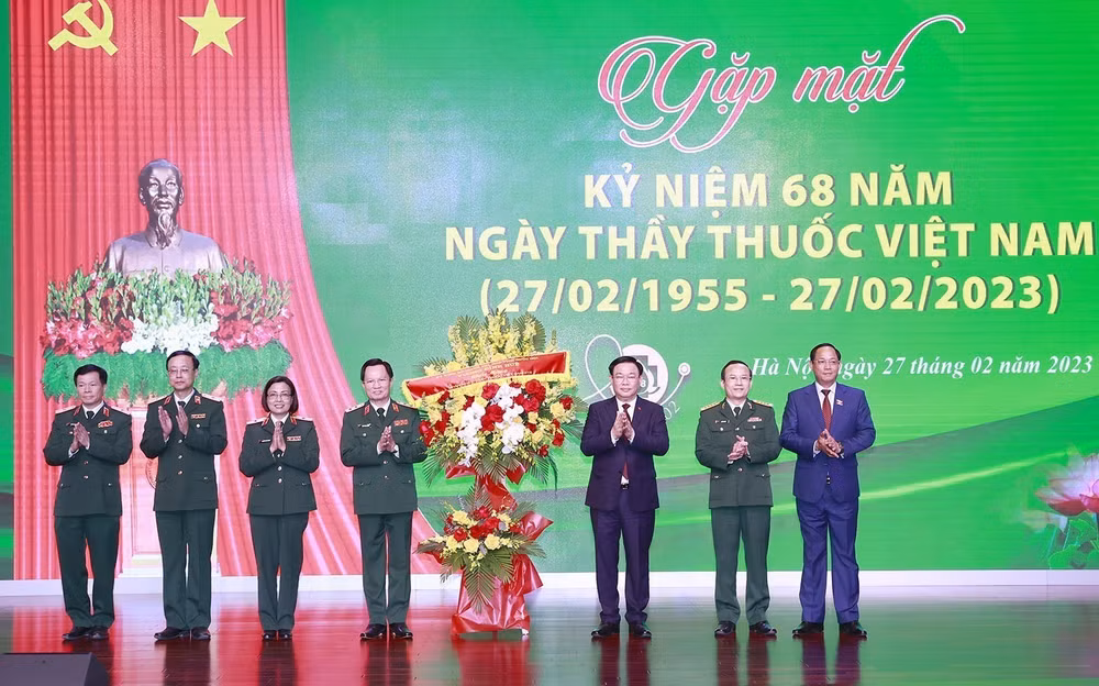 Chủ tịch Quốc hội dự Gặp mặt kỷ niệm 68 năm Ngày Thầy thuốc Việt Nam ảnh 1