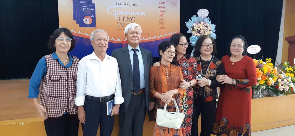 'Trăm năm cũng từ đây': Cuốn phim quay chậm về 'dân' Ngữ văn-Tổng hợp ảnh 2