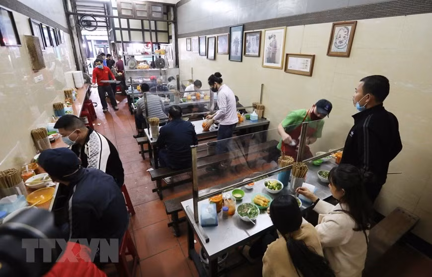 Hà Nội: Mở lại nhà hàng, dịch vụ ăn uống tại chỗ từ 6 giờ ngày 14/10 ảnh 1