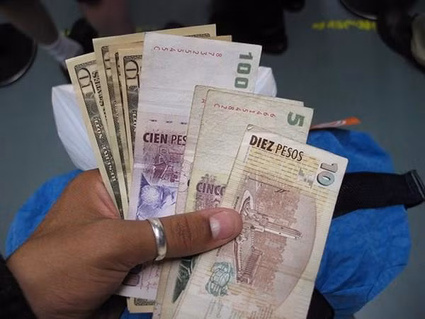 Tạp chí Forbes: Kinh tế Argentina đối mặt với nguy cơ sụp đổ ảnh 1