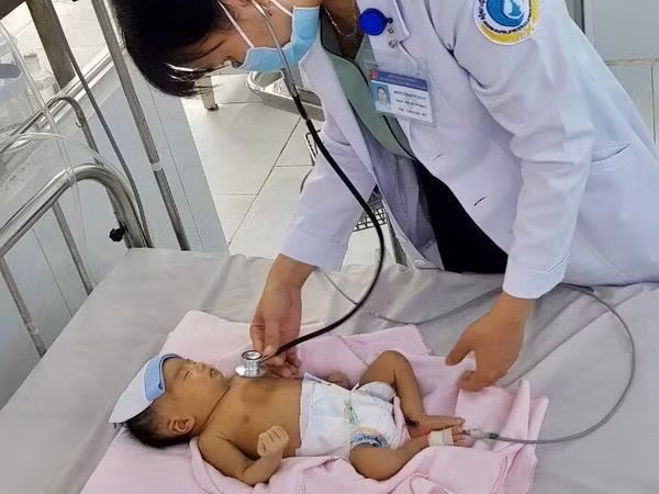 Phẫu thuật cứu sống bệnh nhi bị thoát vị cơ hoành bẩm sinh hiếm gặp ảnh 1