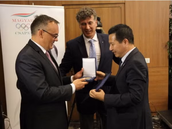 Người Hungary gốc Việt được tặng huy chương thể thao ảnh 1