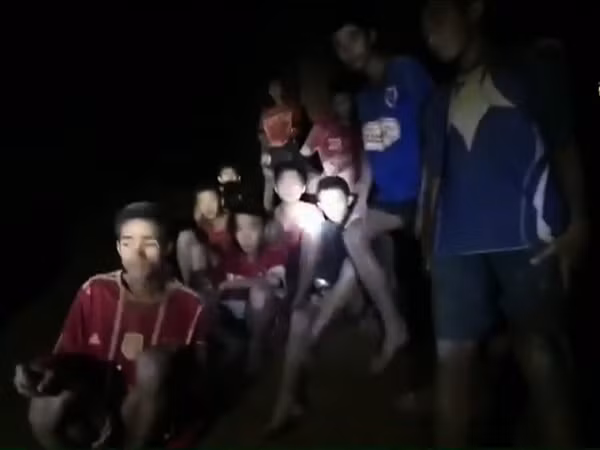 Các phương án giải cứu đội bóng mắc kẹt trong hang tại Thái Lan ảnh 1