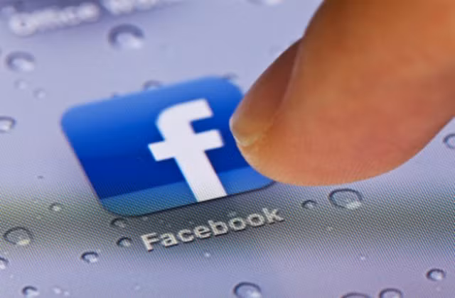 Tổng thống Mỹ kêu gọi Facebook ngăn chặn tin giả về vaccine ảnh 1