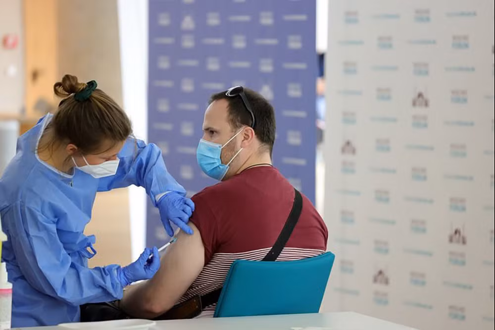 Các nước EU có chính sách khác nhau trong việc tiêm vaccine tăng cường ảnh 1
