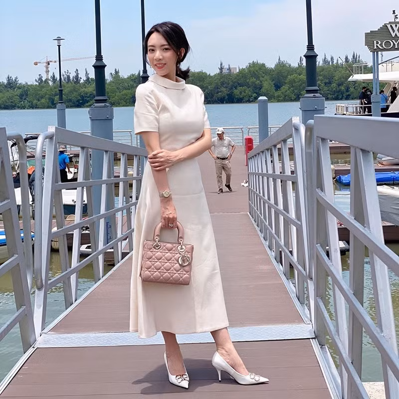 Hết giãn cách xã hội, dàn mỹ nhân Việt xúng xính váy áo đi du lịch ảnh 18