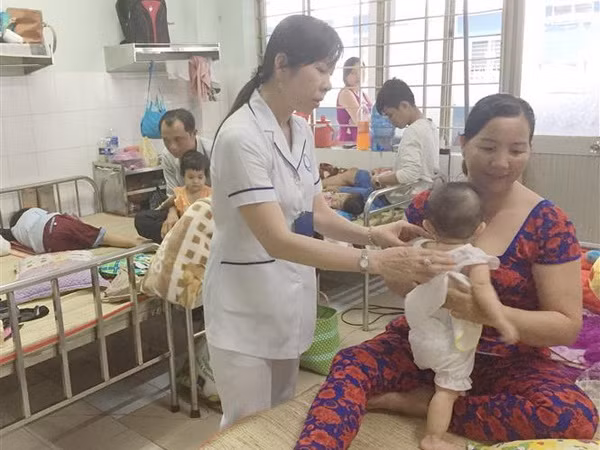 Bệnh tay chân miệng diễn biến phức tạp tại các tỉnh Nam Bộ ảnh 1