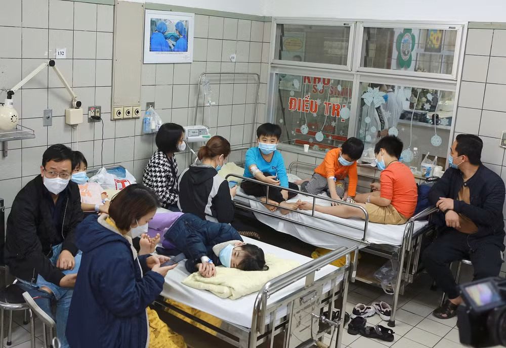 Bệnh viện Bạch Mai xét nghiệm làm rõ nguyên nhân trẻ ngộ độc thức ăn ảnh 1
